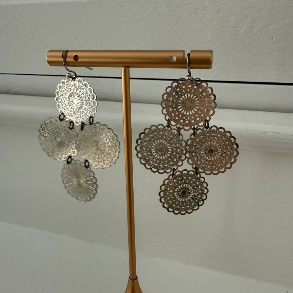 🌸 Vintage-Inspired Filigree Dangle Earrings – Silver Floral Discs ✨